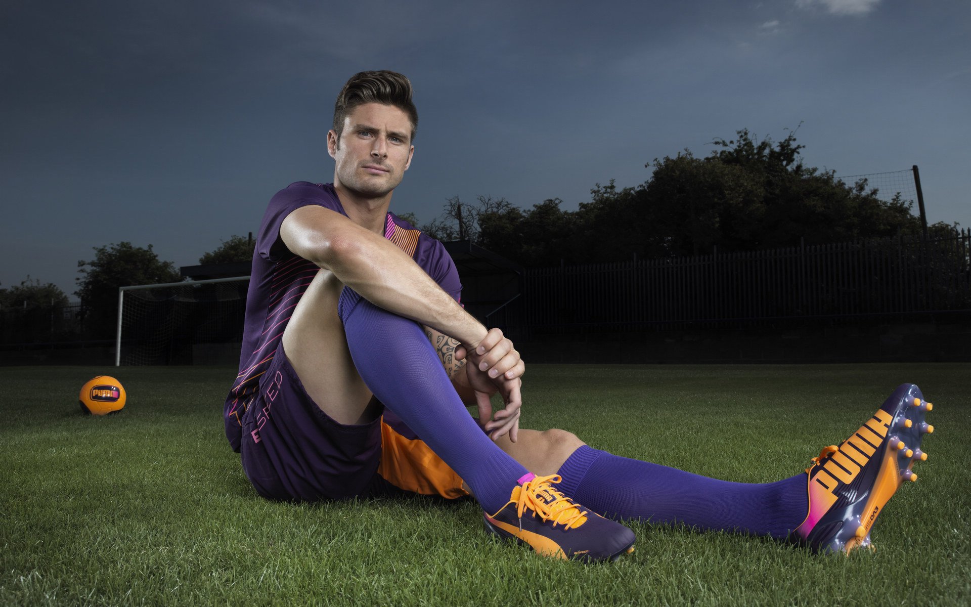 中锋做球与背身牵制作用突出，篮球中锋背打视频教程